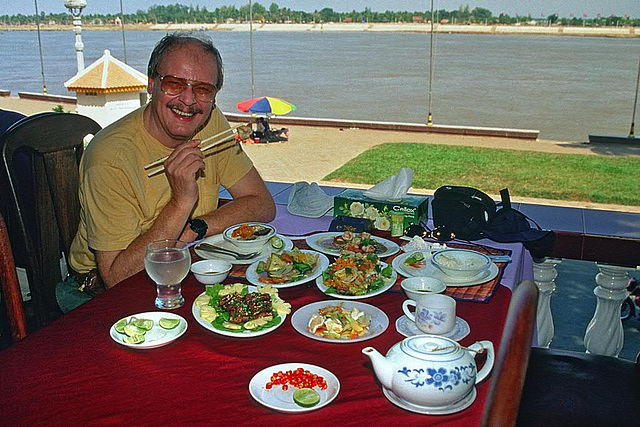 Lunchbreak beside the Tonlé Sap river