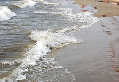 marondoj kun ŝaŭmkronoj - Meereswellen mit Schaumkronen