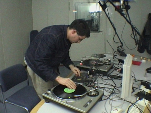 Stefan Beck scratcht im Studio von hr2, Dezember 2002 --- scratch beck176
