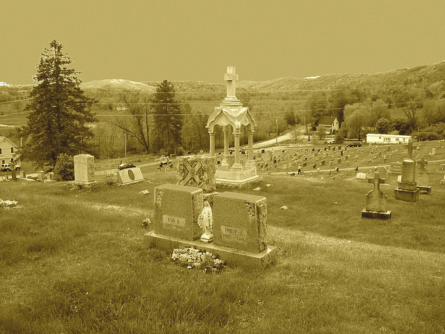 Cimetière pittoresque / Picturesque cemetery -   Newport, Vermont.  USA  /  États-Unis.   23 mai 2009 -  Sépia photofiltré