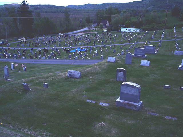 Cimetière pittoresque / Picturesque cemetery -   Newport, Vermont.  USA  /  États-Unis.   23 mai 2009 - Effet de nuit  / Night effect
