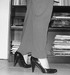 Mon Amie Krisontème /  My beloved friend Krisontème -  Avec / with permission   - La Bibliotécaire sexy en talons hauts / The sexy librarian in high heels -  N & B