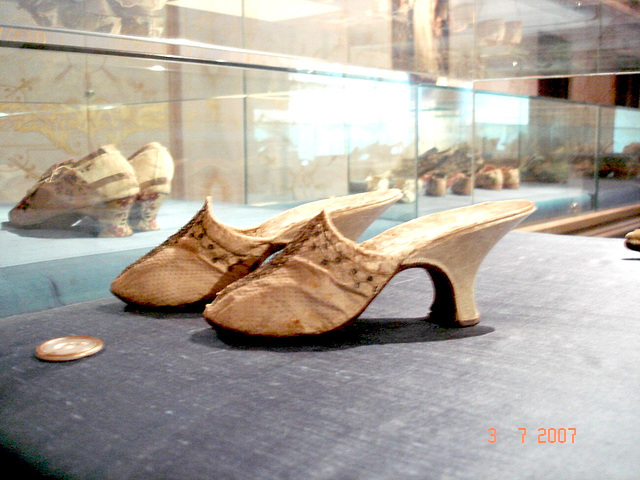 Mules de nos ancêtres / Ancestor mules- Bata Shoe Museum. Toronto, Canada - 3 juillet 2007