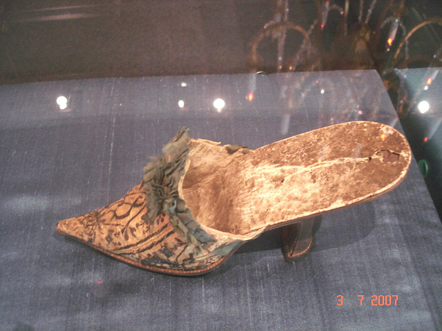 Ancestor mules with pointed tips -  Anciennes mules à bouts pointus / Bata shoe museum - Totonto, CANADA - 3 juillet 2007