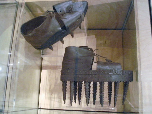 Ancient crampon footwears for freezing rain ???  Anciennes chaussures à crampons pour le verglas ?