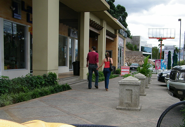 Photographe : Elisabeth /  Personas desconocidas en este centro comercial