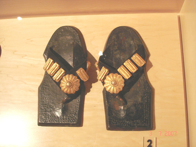 Tongs anciennes avec décoration dorée /  Ancient flip-flop with golden adorments / Bata Shoe Museum