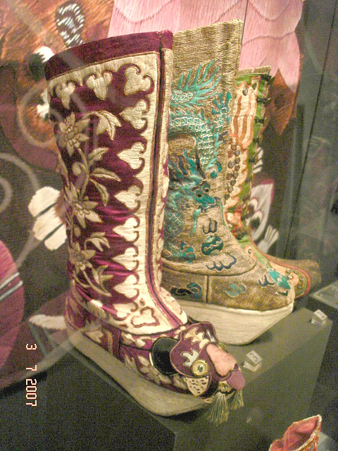 Bottes avec face d'animal / Animal face Boots - Bata Shoe Museum / Toronto. Canada -  3  juillet 2007