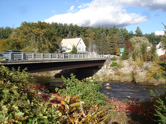 Pont et rivière /  Bridge and river  - Bartlett,  New Hampshire ( NH ) USA  - 10-10-2009-  Photo originale
