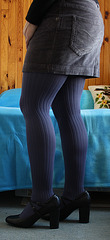 Mon amie Elisa avec / with permission - Essayage de jupe en talons hauts  /  Skirt fitting in high heels.  - Photo originale