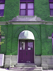 Grand Trunk door on one India st. / Porte du 1 rue India -  Portland USA.  11 octobre 2009 - Blue windows RVB effect - Effet fenêtres bleus RVB