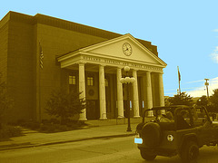 L'heure de la justice a sonné !  -  Rutland district and family courthouse. USA - Sepia et ciel bleu photofiltré