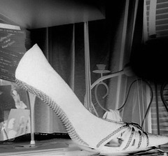 Simona's spike heels shoe - Chaussure à talons aiguilles de mon amie Simona -  With / avec permission-  Négatif
