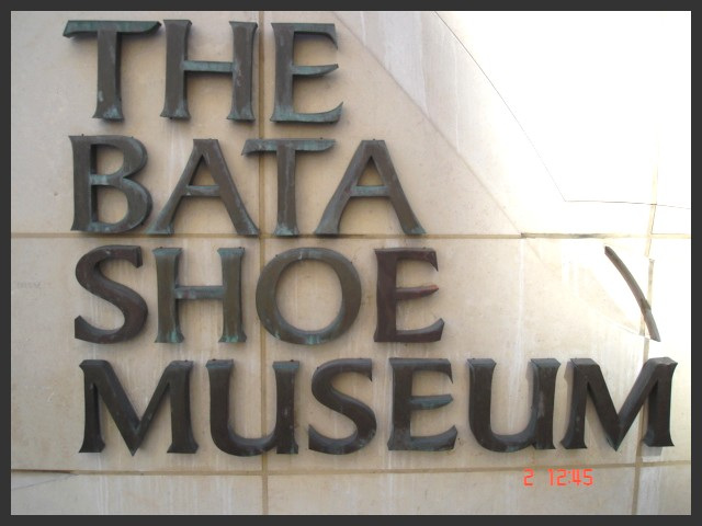 Mur extérieur de  bienvenue / Outside welcoming wall -  Bata shoe museum - Toronto. Canada /  2 Novembre 2005.