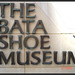 Mur extérieur de  bienvenue / Outside welcoming wall -  Bata shoe museum - Toronto. Canada /  2 Novembre 2005.