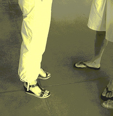 De mon amie Krisontème avec permission /   Mariage et chaussures érotiques -   Pantalon blanc et sandales sexy -  Repas en bordure de plage.  Vintage postérisé.