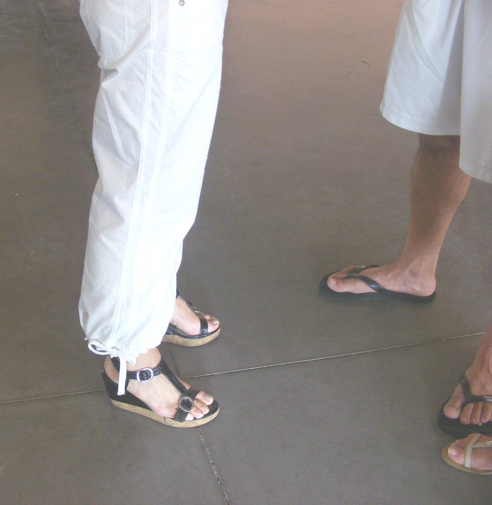 De mon amie Krisontème avec permission /   Mariage et chaussures érotiques - Pantalons blancs et sandales sexy -  Repas en bordure de plage .  Version éclaircie.