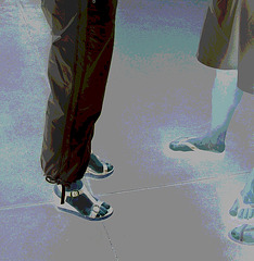 De mon amie Krisontème avec permission /   Mariage et chaussures érotiques -   Pantalons blancs et sandales sexy -  Repas en bordure de plage . Négatif postérisé.