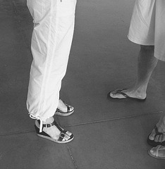 De mon amie Krisontème avec permission /   Mariage et chaussures érotiques -   Pantalons blancs et sandales sexy -  Repas en bordure de plage.  N & B