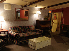 Econolodge. Mendon. Vermont - USA.  26 juillet 2009 -    Piano room - Salle de piano - Sans flash 2
