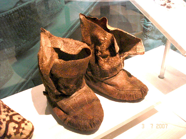 Bottes archéologiques en décrépitude  - Archaeological Boots extremely worn /  Bata Shoe Museum- Toronto, CANADA - 3 juillet 2007