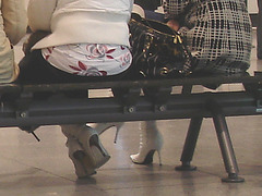 Aéroport de Montréal / Montreal airport .  15 novembre 2008  - Purse and stilettos heeled boots / Sacoche et talons aiguilles
