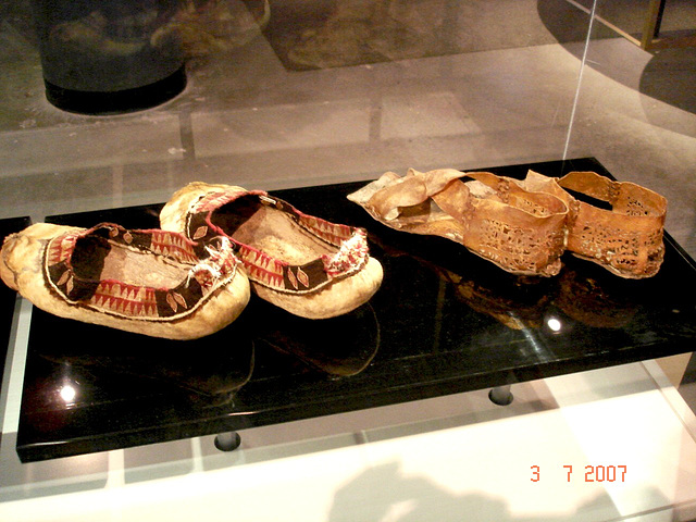 Chaussures archaïques sans prix /  - Archaic priceless flat shoes - Bata shoe Museum- Toronto, Canada / 3 juillet 2007