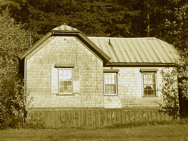 American house / Maison américaine -  Conway, New Hampshire ( NH ).  10 octobre 2009- Sepia