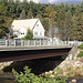Pont et rivière avec maison américaine /  Bridge and river with an american house -  Bartlett, New Hamphire - USA / États-Unis.  10 octobre 2009