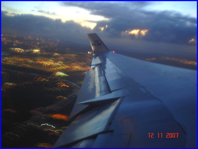 Sky colours / Couleurs aériennes -  Vol / Flight Amsterdam / Montréal .  Au départ /  Takeoff -  12 novembre 2007