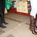 Duo orangé de belles Danoises en bottes à talons hauts / Orange Danish Duo in high-heeled boots