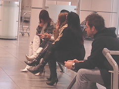 Quatuor sexy en bottes à talons aiguilles /  Hot quartet in stiletto heeled boots -  Aéroport de Montréal.  15-11-2008.  -  Impatience en talons aiguilles