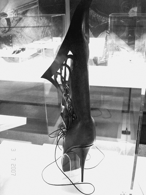Rêve de la Suprématie de la Femme /  Women's Supremacy dream -  Bata shoe museum / Toronto, CANADA.  3 juillet 2007- N & B