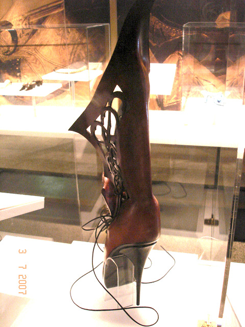 Rêve de la Suprématie de la Femme /  Women's Supremacy dream -  Bata shoe museum / Toronto, CANADA.  3 juillet 2007