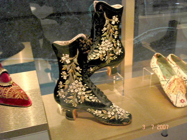 Boots with flowery motif /  Bottes à motif fleuri - Bata Shoe Museum / Toronto, Canada .  Le 3 juillet 2007