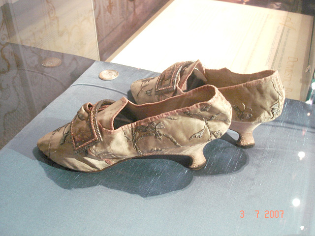 Buckles & Embroidery / Boucles et broderie - Bata Shoe Museum. Toronto, Canada.  Le 3 juillet 2007