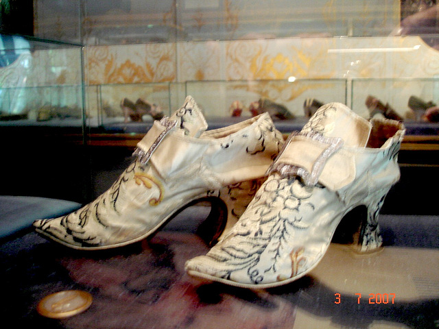 Boucles et motifs colorés /  Buckles and colorful motif - Bata Shoe Museum. Toronto, Canada.   Le 3 juillet 2007