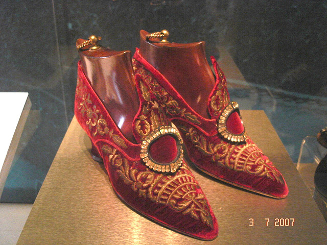 Buckles and remarkable motif  / Boucles et motifs remarquables - Bata Shoe Museum / Toronto, Canada.  Le 3 juillet 2007