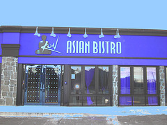 Asian bistro / South Portland , Maine ( ME ) USA /   11  octobre 2009 -Version éclaircie - RVB et ciel bleu photofiltré