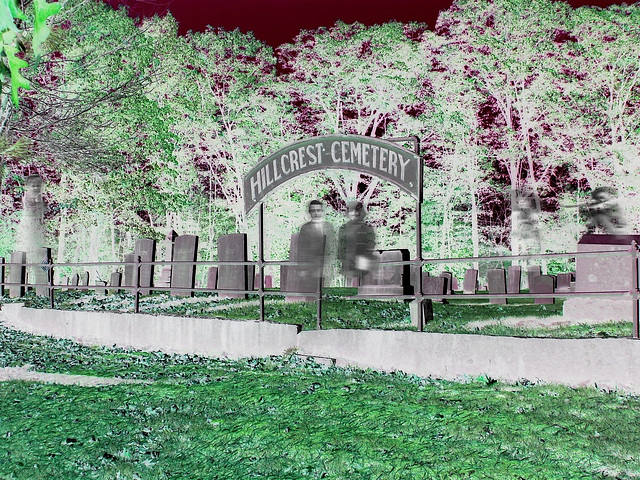 Hill Crest cemetery / Avec petit fantômes sympatiques  /  With gentles ghosts - Création Krisontème avec / with permission