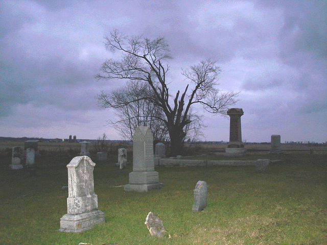 Cimetière catholique romain / Catholic roman cemetery - St-Jacques le majeur- Clarenceville- Noyan. Québec, Canada. 21-11-2009 - Version éclaircie