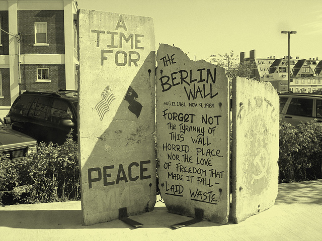 Berlin wall in Portland  / Mur de Berlin sur Portland /  Maine ( ME ),  États-Unis - USA .  11 octobre 2009 - Vintage / Photo ancienne.