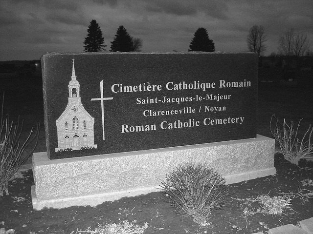 Cimetière catholique romain / Catholic roman cemetery - St-Jacques le majeur- Clarenceville- Noyan. Québec, Canada. 21-11-2009- N & B