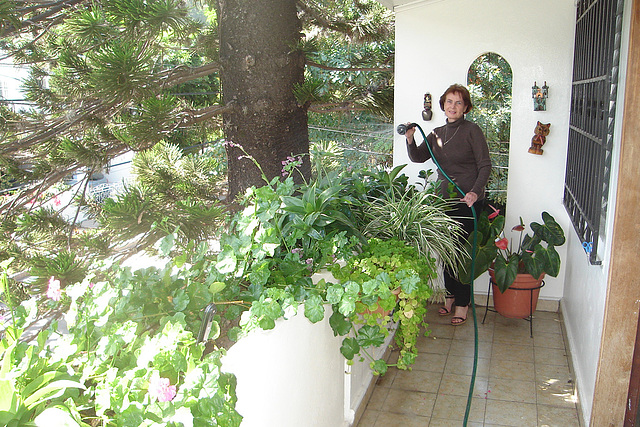 Mon amie / My friend Elisabeth - Arrosage de plantes - Plants watering.