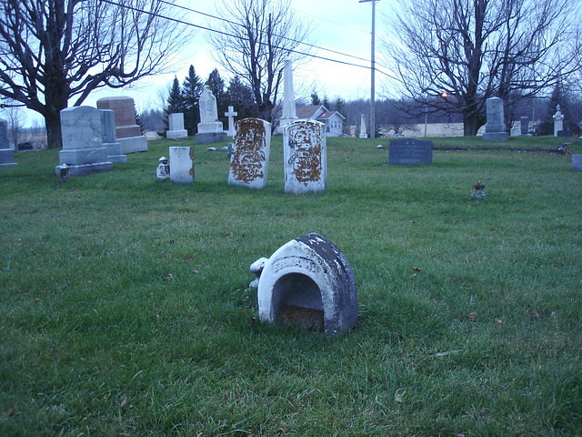 Cimetière catholique romain / Catholic roman cemetery - St-Jacques le majeur- Clarenceville- Noyan. Québec, Canada. 21-11-2009