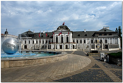 Palast mit Brunnen