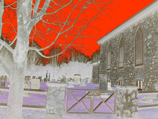 Église et cimetière de Dunham. Québec, Canada . 21-11-2009 -  Négatif avec ciel rouge photofiltré