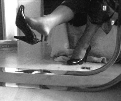 Mon amie chérie Krisontème avec permission - Nouveaux escarpins en cuir patent de 12 cm -  Dangle suprême.  - En noir et blanc.