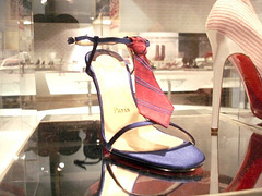 Bata shoe museum /  Toronto, CANADA  -  2 novembre 2005. - Paris /  High heels and necktie - Cravate et talons hauts