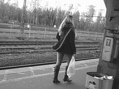 Blonde suédoise en jeans et bottes sexy / Double blue train blond Lady in jeans and low-heeled boots - Ängelholm / Sweden - Suède /  23 octobre 2008 -  N & B